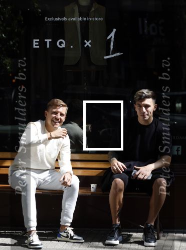 Amsterdam 9 mei 2022
Lil Kleine en Lisandro Martinez op het bankje voor 1 Amsterdam in Amsterdam zuid