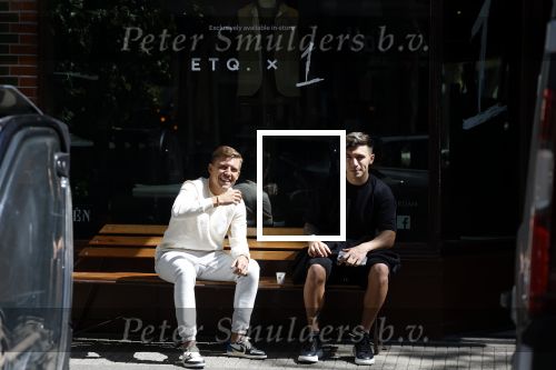 Amsterdam 9 mei 2022
Lil Kleine en Lisandro Martinez op het bankje voor 1 Amsterdam in Amsterdam zuid