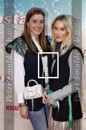 Amsterdam 20 april 2022
Premiere Costa in Tuschinski. Castleden oa , Katja Schuurman Abbey Hoes Soy Kroon Stephanie v Eer Oscar Aerts Sinan Eroglu Roeland Fernhout Tina de Bruin en Lisa Zweerman . De regisseur is Jon Karhaus en Diederik Jekel heeft het script geschreven. Lisa Vervoorn met een vriendin