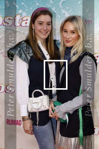 Amsterdam 20 april 2022
Premiere Costa in Tuschinski. Castleden oa , Katja Schuurman Abbey Hoes Soy Kroon Stephanie v Eer Oscar Aerts Sinan Eroglu Roeland Fernhout Tina de Bruin en Lisa Zweerman . De regisseur is Jon Karhaus en Diederik Jekel heeft het script geschreven. Lisa Vervoorn met een vriendin