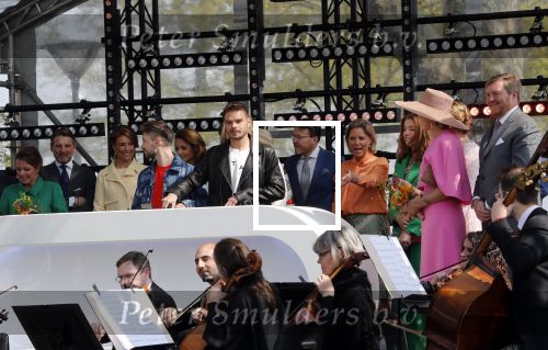 Maastricht 27 april 2022
Koningsdag wordt dit jaar in Maastricht gevierd . Aanwezig Koning Willem Alexander Koningin Maxima Prinses Amalia Prinses Alexia Prinses Ariane Prins Constantijn Prinses Laurentien Prins Maurits Prinses Marilene Prins Bernhard Prinses Annette Prins Floris Prinses Aimee Prins Pieter Christiaan en Prinses Annette. Lucas en Steve