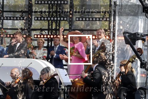 Maastricht 27 april 2022
Koningsdag wordt dit jaar in Maastricht gevierd . Aanwezig Koning Willem Alexander Koningin Maxima Prinses Amalia Prinses Alexia Prinses Ariane Prins Constantijn Prinses Laurentien Prins Maurits Prinses Marilene Prins Bernhard Prinses Annette Prins Floris Prinses Aimee Prins Pieter Christiaan en Prinses Annette. Lucas en Steve