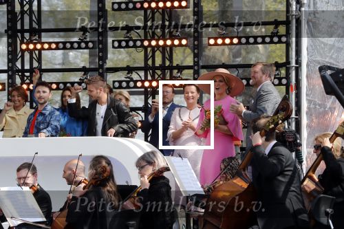 Maastricht 27 april 2022
Koningsdag wordt dit jaar in Maastricht gevierd . Aanwezig Koning Willem Alexander Koningin Maxima Prinses Amalia Prinses Alexia Prinses Ariane Prins Constantijn Prinses Laurentien Prins Maurits Prinses Marilene Prins Bernhard Prinses Annette Prins Floris Prinses Aimee Prins Pieter Christiaan en Prinses Annette. Lucas en Steve