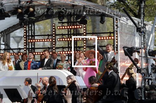 Maastricht 27 april 2022
Koningsdag wordt dit jaar in Maastricht gevierd . Aanwezig Koning Willem Alexander Koningin Maxima Prinses Amalia Prinses Alexia Prinses Ariane Prins Constantijn Prinses Laurentien Prins Maurits Prinses Marilene Prins Bernhard Prinses Annette Prins Floris Prinses Aimee Prins Pieter Christiaan en Prinses Annette. Lucas en Steve