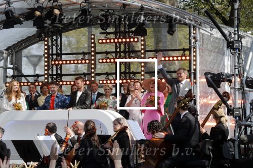 Maastricht 27 april 2022
Koningsdag wordt dit jaar in Maastricht gevierd . Aanwezig Koning Willem Alexander Koningin Maxima Prinses Amalia Prinses Alexia Prinses Ariane Prins Constantijn Prinses Laurentien Prins Maurits Prinses Marilene Prins Bernhard Prinses Annette Prins Floris Prinses Aimee Prins Pieter Christiaan en Prinses Annette. Lucas en Steve