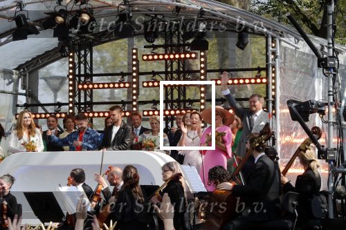 Maastricht 27 april 2022
Koningsdag wordt dit jaar in Maastricht gevierd . Aanwezig Koning Willem Alexander Koningin Maxima Prinses Amalia Prinses Alexia Prinses Ariane Prins Constantijn Prinses Laurentien Prins Maurits Prinses Marilene Prins Bernhard Prinses Annette Prins Floris Prinses Aimee Prins Pieter Christiaan en Prinses Annette. Lucas en Steve