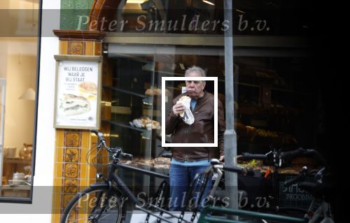 Amsterdam 15 april 2022
Maarten Spanjer eet brodje op straat in Amsterdam
