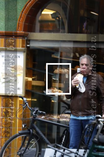 Amsterdam 15 april 2022
Maarten Spanjer eet brodje op straat in Amsterdam