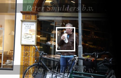Amsterdam 15 april 2022
Maarten Spanjer eet brodje op straat in Amsterdam
