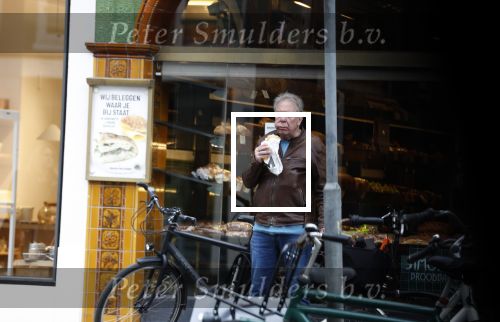 Amsterdam 15 april 2022
Maarten Spanjer eet brodje op straat in Amsterdam