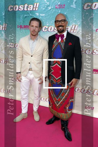Amsterdam 20 april 2022
Premiere Costa in Tuschinski. Castleden oa , Katja Schuurman Abbey Hoes Soy Kroon Stephanie v Eer Oscar Aerts Sinan Eroglu Roeland Fernhout Tina de Bruin en Lisa Zweerman . De regisseur is Jon Karhaus en Diederik Jekel heeft het script geschreven. Maik de Boer kwam met een kennis