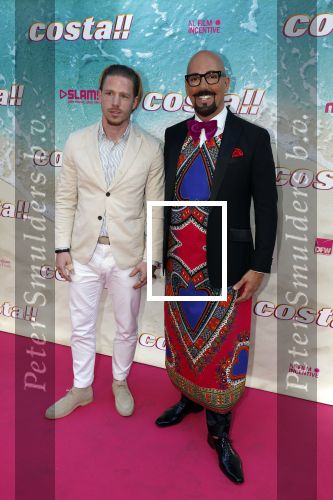 Amsterdam 20 april 2022
Premiere Costa in Tuschinski. Castleden oa , Katja Schuurman Abbey Hoes Soy Kroon Stephanie v Eer Oscar Aerts Sinan Eroglu Roeland Fernhout Tina de Bruin en Lisa Zweerman . De regisseur is Jon Karhaus en Diederik Jekel heeft het script geschreven. Maik de Boer kwam met een kennis