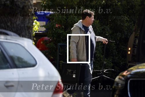 Amsterdam 9 mei 2022
Martijn Krabbe en zijn zoon Bickel tillen samen  muziekspullen in de auto van Martijn