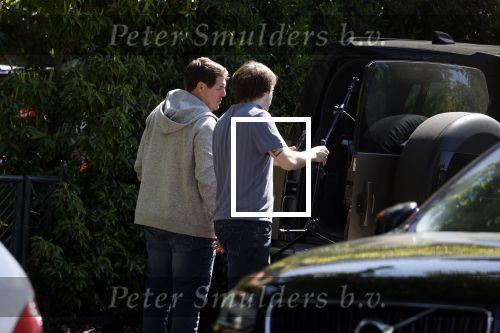 Amsterdam 9 mei 2022
Martijn Krabbe en zijn zoon Bickel tillen samen  muziekspullen in de auto van Martijn