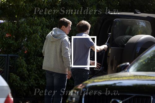 Amsterdam 9 mei 2022
Martijn Krabbe en zijn zoon Bickel tillen samen  muziekspullen in de auto van Martijn