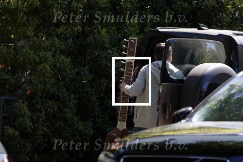 Amsterdam 9 mei 2022
Martijn Krabbe en zijn zoon Bickel tillen samen  muziekspullen in de auto van Martijn
