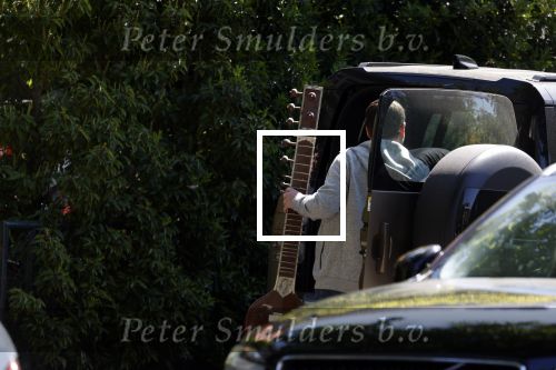 Amsterdam 9 mei 2022
Martijn Krabbe en zijn zoon Bickel tillen samen  muziekspullen in de auto van Martijn