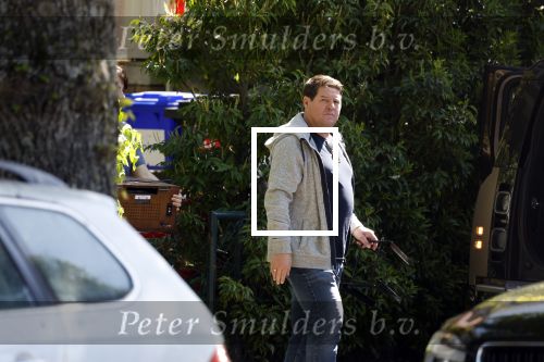 Amsterdam 9 mei 2022
Martijn Krabbe en zijn zoon Bickel tillen samen  muziekspullen in de auto van Martijn