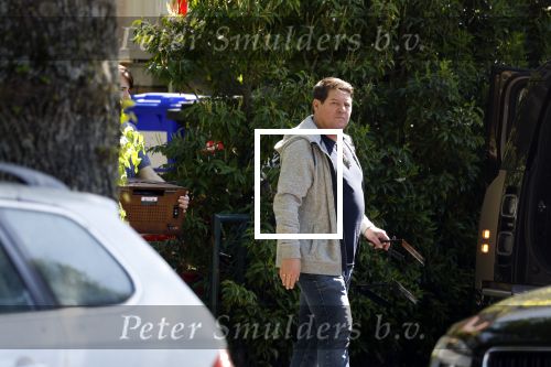 Amsterdam 9 mei 2022
Martijn Krabbe en zijn zoon Bickel tillen samen  muziekspullen in de auto van Martijn