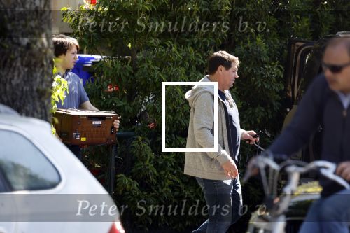 Amsterdam 9 mei 2022
Martijn Krabbe en zijn zoon Bickel tillen samen  muziekspullen in de auto van Martijn