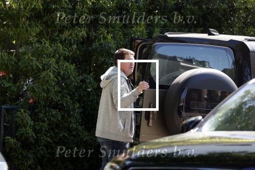 Amsterdam 9 mei 2022
Martijn Krabbe en zijn zoon Bickel tillen samen  muziekspullen in de auto van Martijn