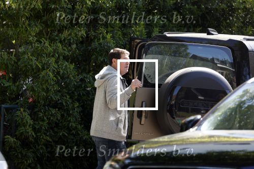 Amsterdam 9 mei 2022
Martijn Krabbe en zijn zoon Bickel tillen samen  muziekspullen in de auto van Martijn