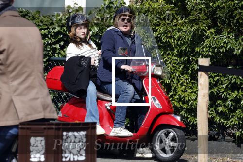 Amsterdam 16 april 2022
Martijn Krabbe op zijn vespa scooter met zijn dochter Michelle Krabbe