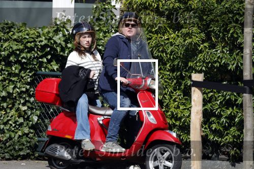 Amsterdam 16 april 2022
Martijn Krabbe op zijn vespa scooter met zijn dochter Michelle Krabbe
