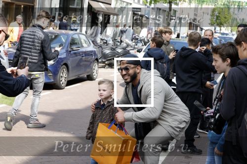 Amsterdam 23 april 2022
Mobicepp en Joey Bravo met hun Laborghini\'s op de pc hooftstraat. Tientallen kinderen zijn foto\'s aan het maken.