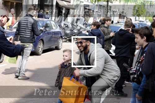 Amsterdam 23 april 2022
Mobicepp en Joey Bravo met hun Laborghini\'s op de pc hooftstraat. Tientallen kinderen zijn foto\'s aan het maken.