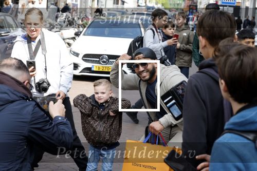 Amsterdam 23 april 2022
Mobicepp en Joey Bravo met hun Laborghini\'s op de pc hooftstraat. Tientallen kinderen zijn foto\'s aan het maken.
