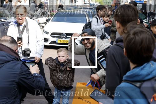 Amsterdam 23 april 2022
Mobicepp en Joey Bravo met hun Laborghini\'s op de pc hooftstraat. Tientallen kinderen zijn foto\'s aan het maken.