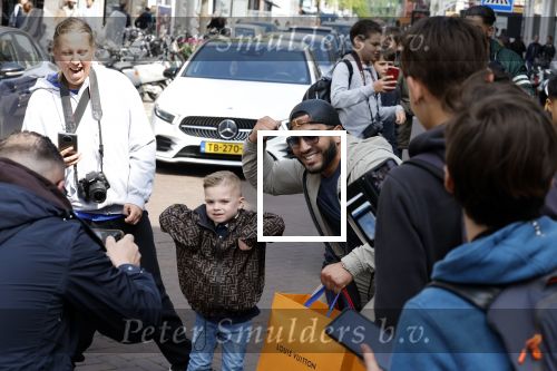 Amsterdam 23 april 2022
Mobicepp en Joey Bravo met hun Laborghini\'s op de pc hooftstraat. Tientallen kinderen zijn foto\'s aan het maken.