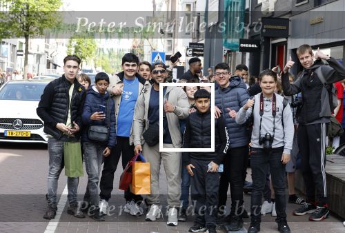 Amsterdam 23 april 2022
Mobicepp en Joey Bravo met hun Laborghini\'s op de pc hooftstraat. Tientallen kinderen zijn foto\'s aan het maken.