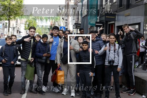 Amsterdam 23 april 2022
Mobicepp en Joey Bravo met hun Laborghini\'s op de pc hooftstraat. Tientallen kinderen zijn foto\'s aan het maken.