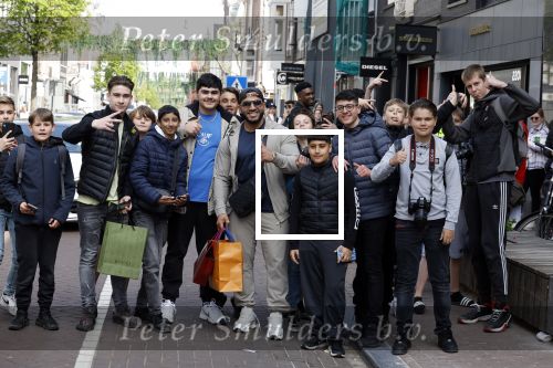 Amsterdam 23 april 2022
Mobicepp en Joey Bravo met hun Laborghini\'s op de pc hooftstraat. Tientallen kinderen zijn foto\'s aan het maken.