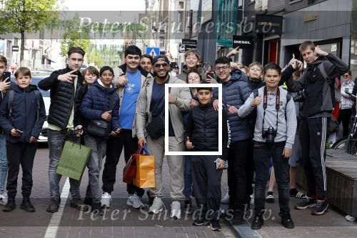 Amsterdam 23 april 2022
Mobicepp en Joey Bravo met hun Laborghini\'s op de pc hooftstraat. Tientallen kinderen zijn foto\'s aan het maken.