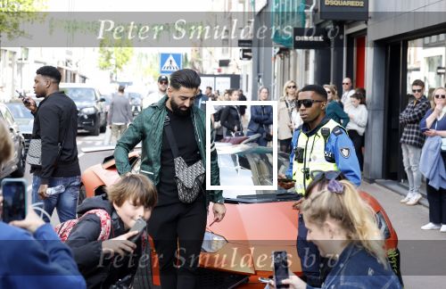 Amsterdam 23 april 2022
Mobicepp en Joey Bravo met hun Laborghini\'s op de pc hooftstraat. Tientallen kinderen zijn foto\'s aan het maken.