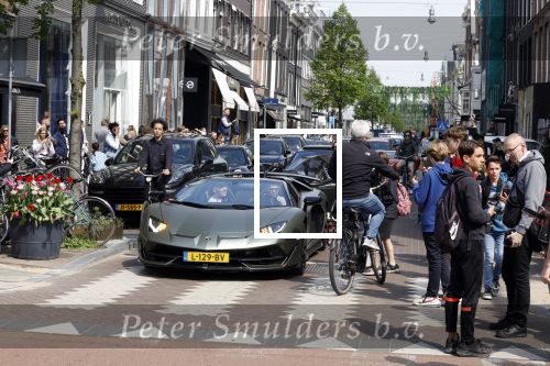 Amsterdam 23 april 2022
Mobicepp en Joey Bravo met hun Laborghini\'s op de pc hooftstraat. Tientallen kinderen zijn foto\'s aan het maken.