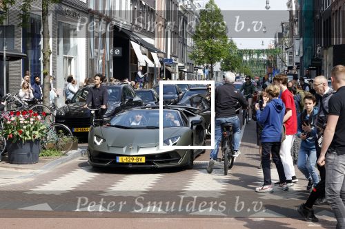 Amsterdam 23 april 2022
Mobicepp en Joey Bravo met hun Laborghini\'s op de pc hooftstraat. Tientallen kinderen zijn foto\'s aan het maken.