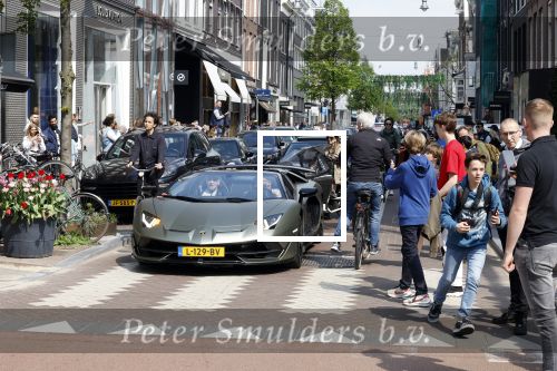 Amsterdam 23 april 2022
Mobicepp en Joey Bravo met hun Laborghini\'s op de pc hooftstraat. Tientallen kinderen zijn foto\'s aan het maken.