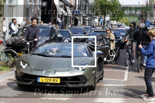 Amsterdam 23 april 2022
Mobicepp en Joey Bravo met hun Laborghini\'s op de pc hooftstraat. Tientallen kinderen zijn foto\'s aan het maken.