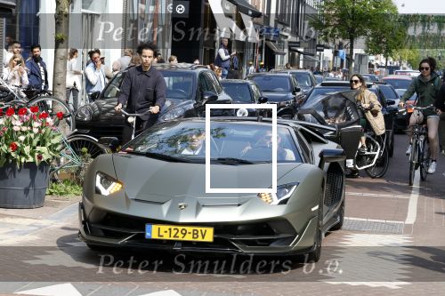 Amsterdam 23 april 2022
Mobicepp en Joey Bravo met hun Laborghini\'s op de pc hooftstraat. Tientallen kinderen zijn foto\'s aan het maken.