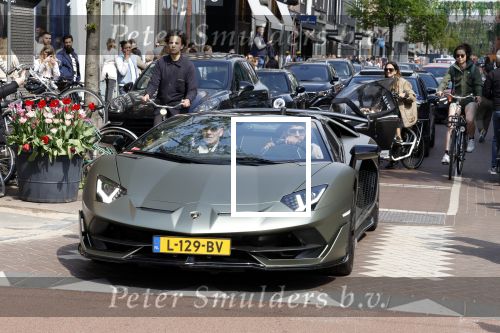 Amsterdam 23 april 2022
Mobicepp en Joey Bravo met hun Laborghini\'s op de pc hooftstraat. Tientallen kinderen zijn foto\'s aan het maken.
