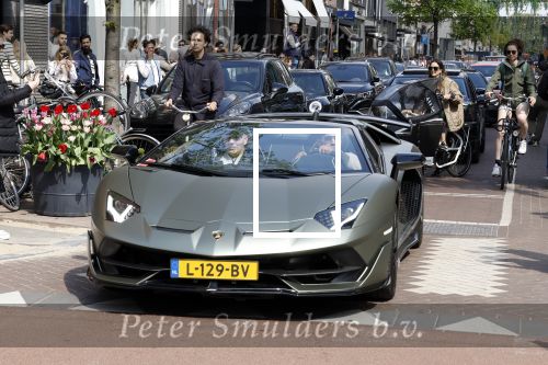 Amsterdam 23 april 2022
Mobicepp en Joey Bravo met hun Laborghini\'s op de pc hooftstraat. Tientallen kinderen zijn foto\'s aan het maken.