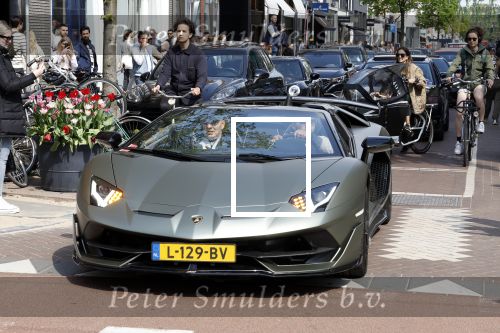 Amsterdam 23 april 2022
Mobicepp en Joey Bravo met hun Laborghini\'s op de pc hooftstraat. Tientallen kinderen zijn foto\'s aan het maken.