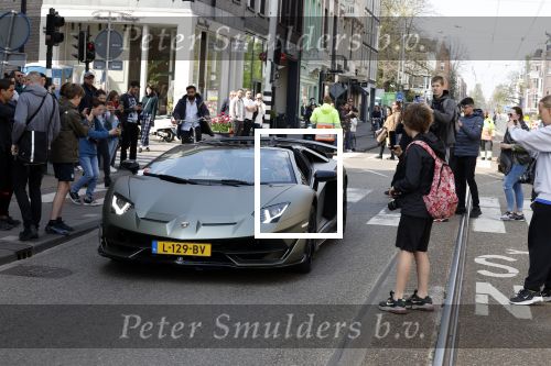 Amsterdam 23 april 2022
Mobicepp en Joey Bravo met hun Laborghini\'s op de pc hooftstraat. Tientallen kinderen zijn foto\'s aan het maken.