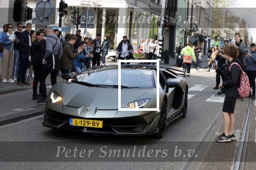 Amsterdam 23 april 2022
Mobicepp en Joey Bravo met hun Laborghini\'s op de pc hooftstraat. Tientallen kinderen zijn foto\'s aan het maken.