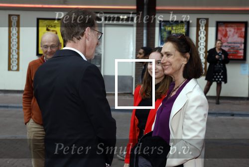 Amsterdam 13 april 2022
Premiere de openbaring in de melkweg met in de hoofdrollen Monic Hendrickx en Victor Low. Monic kwam met haar man(oranje bruine hoodie) en dochter