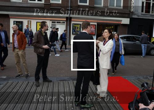 Amsterdam 13 april 2022
Premiere de openbaring in de melkweg met in de hoofdrollen Monic Hendrickx en Victor Low. Monic kwam met haar man(oranje bruine hoodie) en dochter
